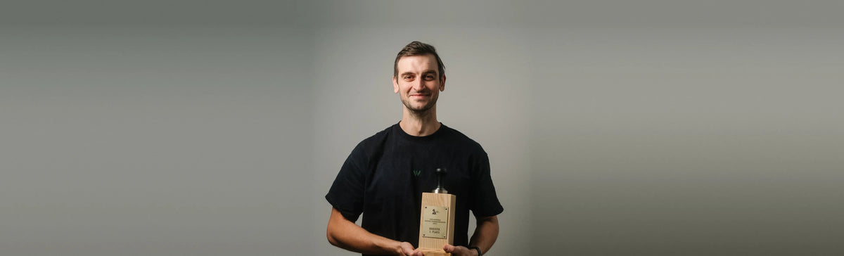    Madalin Truica von Wildkaffee mit dem Pokal der österreichischen Barista-Meisterschaft 2026