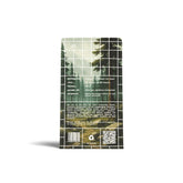 Kaffeepackung, weißes Gitter, dunkler Wald, QR-Code auf Packung