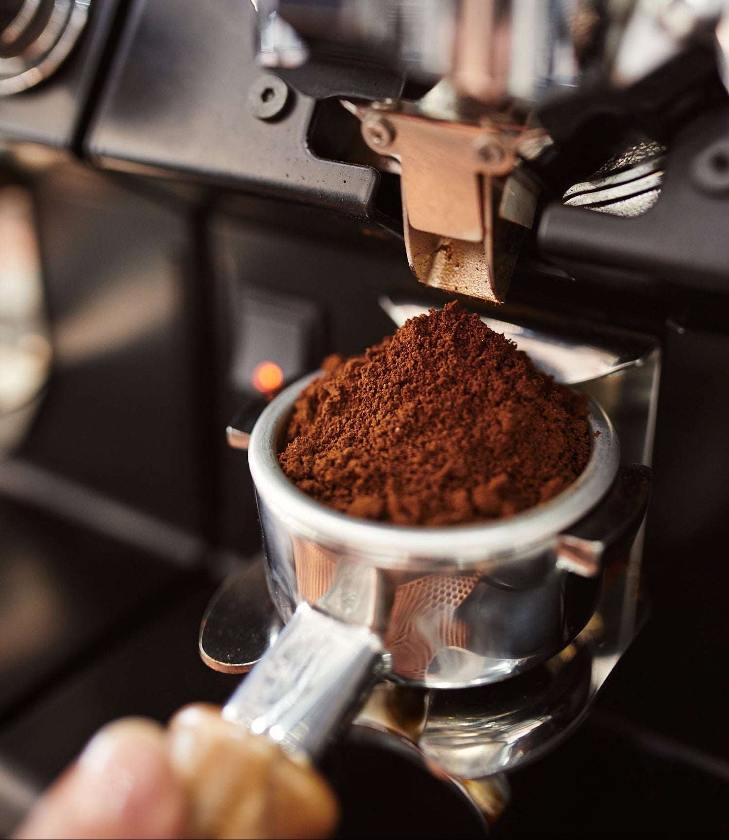 Dunkle Kaffeeröstung bei der Espressozubereitung im Siebträger