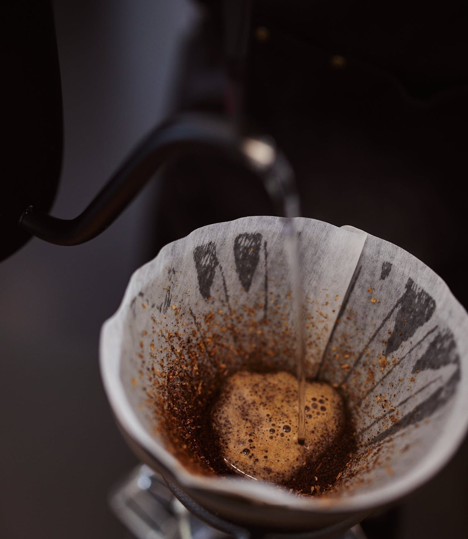 Helle Kaffeeröstung bei der Pour-Over-Zubereitung mit frisch gemahlenem Specialty Kaffee